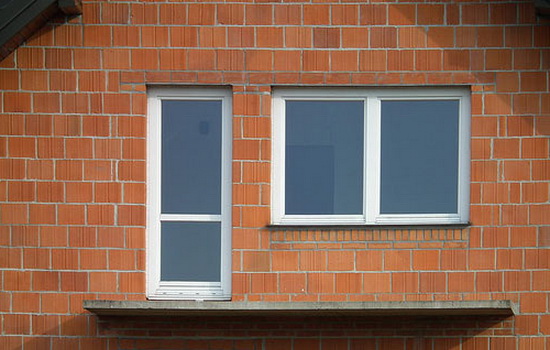 как установить окна в кирпичном доме
