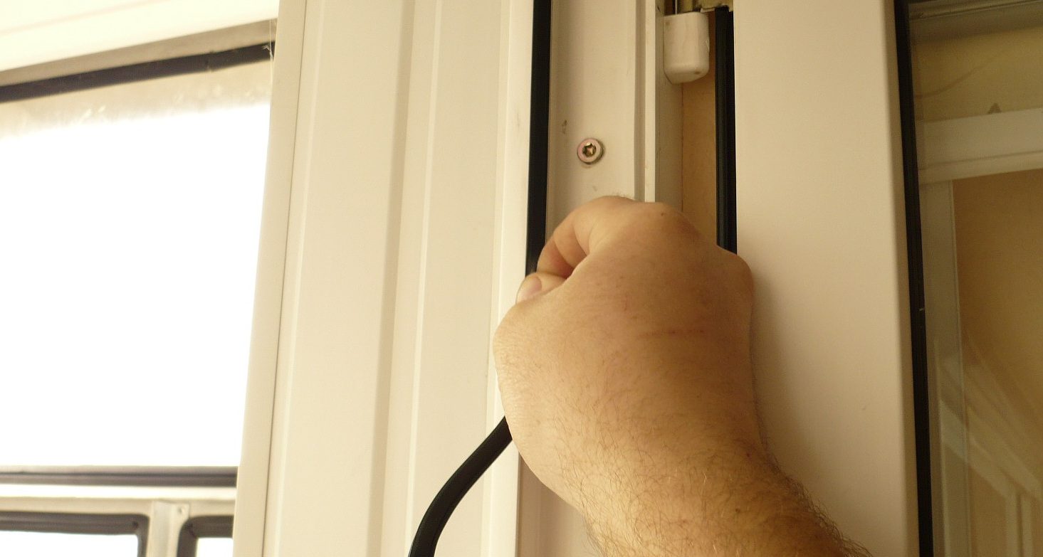 Резинка для окон пвх. Уплотнительная резинка для окон. Резинка для окон пвх. Уплотнители на стеклопакетах. Как поменять резиновые уплотнители на пластиковых окнах.